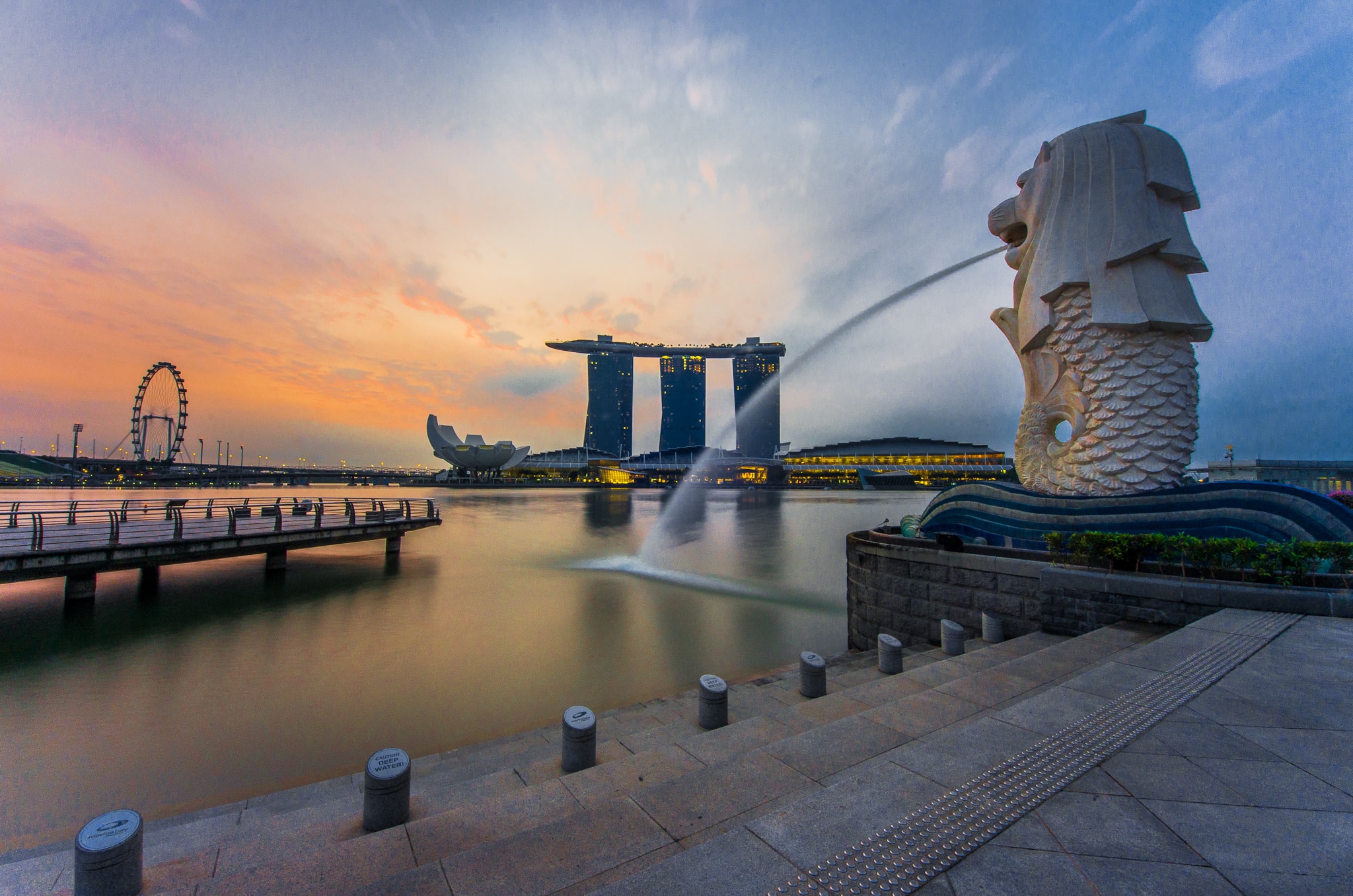 rear_view_of_the_merlion_statue_at_merlion_park_singapore_with_marina_bay_sands_in_the_distance_-_20140307-min