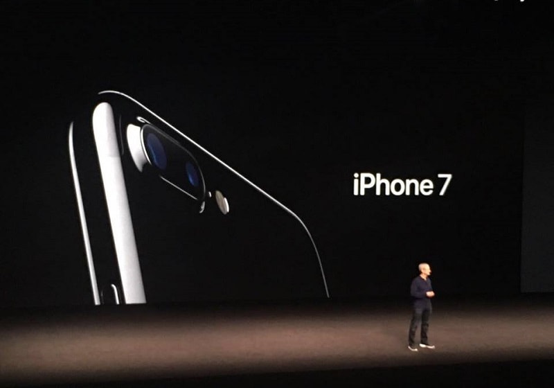 苹果手机iPhone 7亮相：新钢琴黑 ‧ 32GB起跳 ‧ 无耳机孔 ‧ 双镜头 ‧ 防水