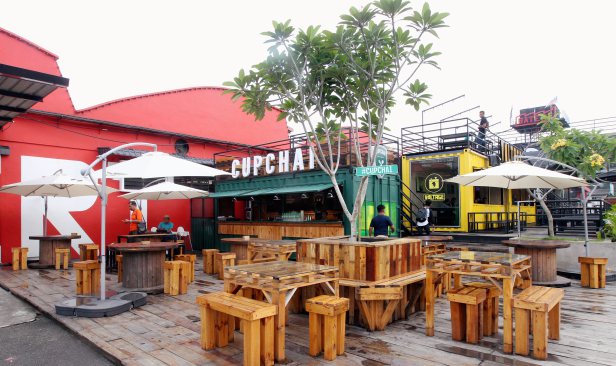 JOHOR BAHRU 30 November 2015. ( BH JBH592C ) Kafe hipter antara yang disukai orang ramai di Kilang Bateri, Tampoi. NSTP/Zulkarnain Ahmad Tajuddin