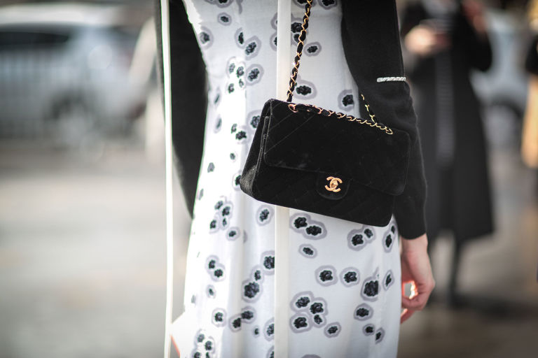 gallery-1466072786-chanel-classic-flap-bag-horizontal