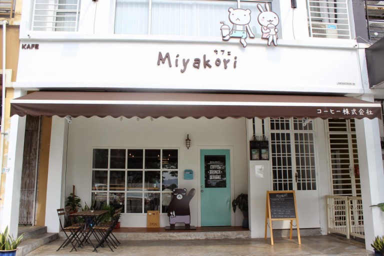 johor food: bukit indah cafes / Miyakori Cafe 1