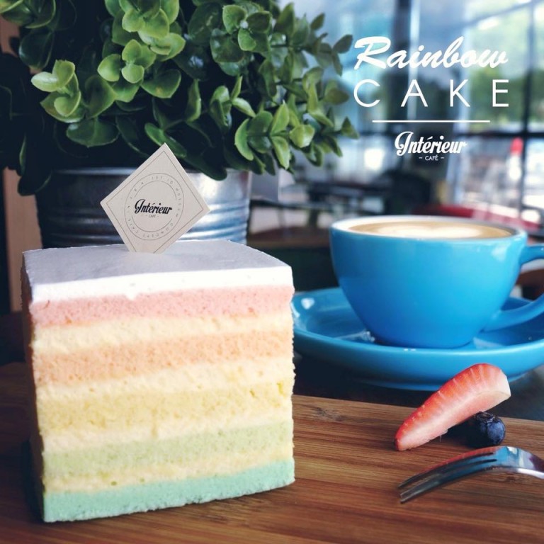 johor food: bukit indah cafes / Intérieur Café rainbow cake