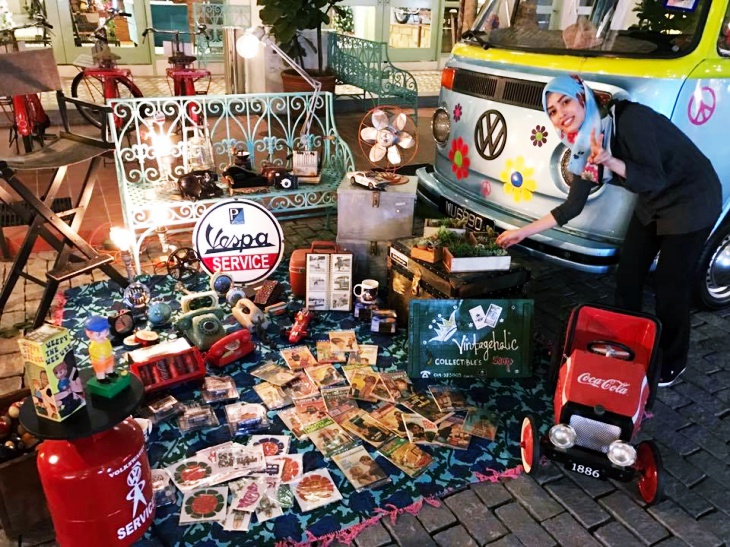 porto historia night market: souvenir stall